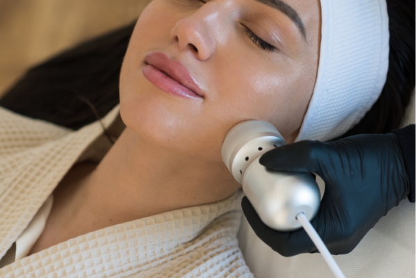 Aesthetician performing Hydrafacial treatment on a client in Greater Kailash, Delhi.